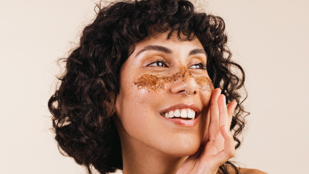 chica con exfoliante en el rostro
