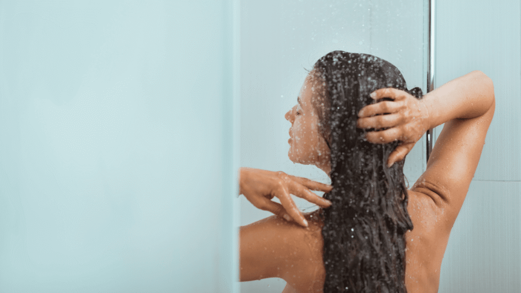 Mujer duchándose y lavándose el pelo